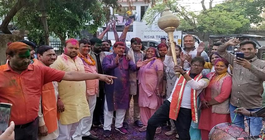 योगी सरकार के दूसरे शपथ ग्रहण का शहर में मना जश्न, मंत्री बने नरेन्द्र कश्यप के समर्थक सांतवे आसामान योगी सरकार के दूसरे शपथ ग्रहण का शहर में मना जश्न, मंत्री बने नरेन्द्र कश्यप के समर्थक सांतवे आसामान